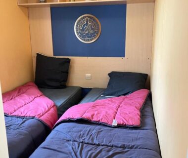 Chambre avec deux lits simples dans le mobil home 6 personnes Puy du Fou