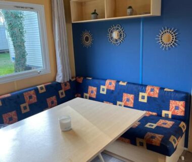 Coin repas avec banquette et table dans le mobil home 6 personnes – puy du fou