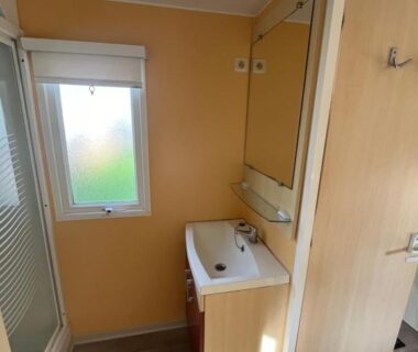 Salle de bains avec lavabo et cabine de douche du Mobil home 6 personnes puy du fou