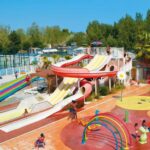 Parc aquatique avec toboggans et jeux d'eau au Mobil-home 6 personnes valras-plage camping 4 étoiles