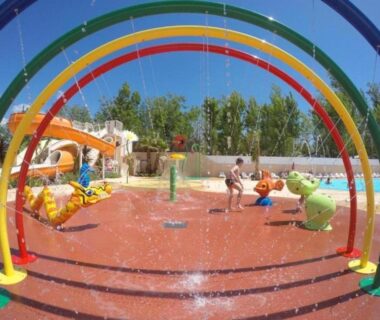 Terrasse et salon extérieur au Mobil-home 6 personnes valras-plage camping 4 étoiles