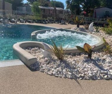 Piscine extérieure avec jacuzzi et transats au Mobil-home 6 personnes valras-plage camping 4 étoiles