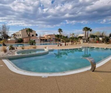 Piscine extérieure avec palmiers au Mobil-home 6 personnes valras-plage camping 4 étoiles