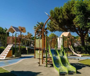 Aire de jeux extérieure avec toboggans au camping Mobil-home 6 personnes Valras-Plage camping 4 étoiles