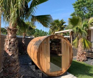 Cour extérieure avec sauna tonneau et palmiers au Mobil-home 6 personnes Valras-Plage camping 4 étoiles