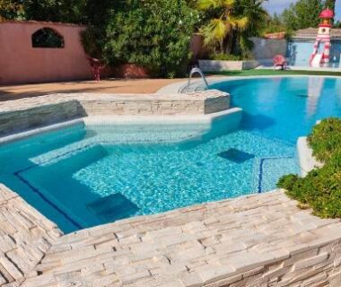 Piscine extérieure entourée de palmiers au Mobil home 6 place a 900 mètres de la plage
