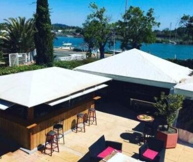 Terrasse et bar ombragé au bord de la piscine du Mobil home 6 place à 900 mètres de la plage