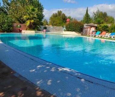 Piscine extérieure bordée de transats du Mobil home 6 place a 900 mètres de la plage