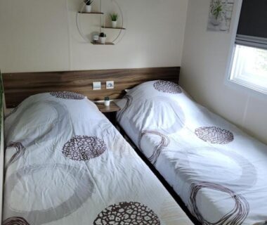 Chambre intérieure avec deux lits jumeaux dans le mobil home Les Dunes de Contis