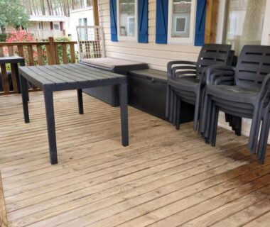 Terrasse en bois avec table et chaises du mobil home 6/8 pers Les Dunes de Contis