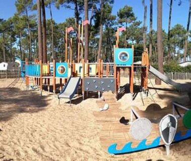 Aire de jeux en bois sur sable au Mobil home 6/8 pers Les Dunes de Contis