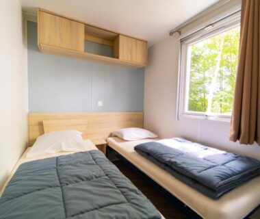 Chambre intérieure deux lits simples dans le mobil-home 6/8 personnes du Camping Siblu Domaine de Dugny