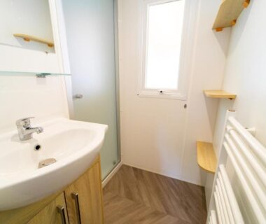 Salle de bain avec lavabo et douche dans le mobil-home 6/8 personnes au Camping Siblu Domaine de Dugny