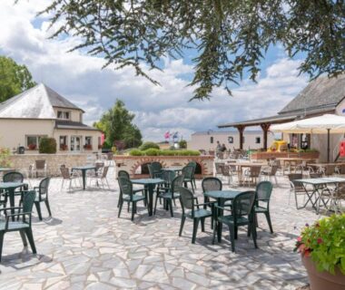 Terrasse dallée avec tables et chaises au Mobil-home 6/8 personnes Camping Siblu Domaine de Dugny