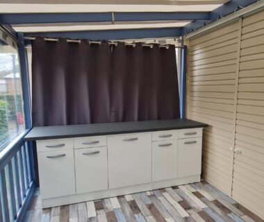 Terrasse couverte avec kitchenette et rideau d'intimité du Mobil home 693 à la réserve 8 personnes