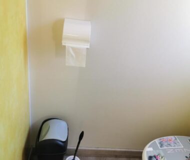 Coin WC avec poubelle et balai WC dans le mobil-home