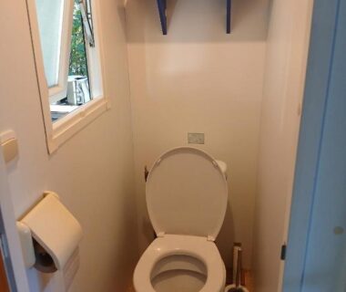 WC avec fenêtre et étagère du Mobil home
