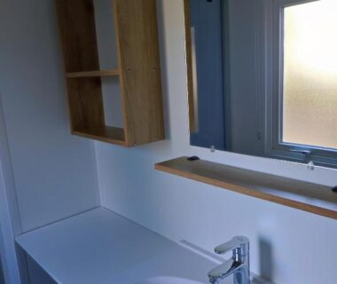 Salle de bain avec lavabo et miroir dans le Mobil home