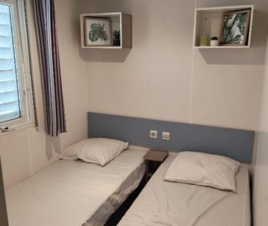 Chambre avec deux lits simples dans le mobil home ECRIN DE SÉRÉNITÉ au Camping TIKAYAN