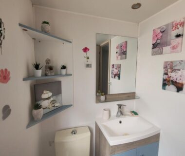 Salle d'eau avec lavabo miroir et étagères dans le mobil home ECRIN DE SÉRÉNITÉ Camping TIKAYAN