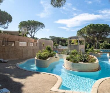 Piscine extérieure avec ilots plantés et transats au Mobil home ECRIN DE SÉRÉNITÉ au Camping TIKAYAN Le Muy