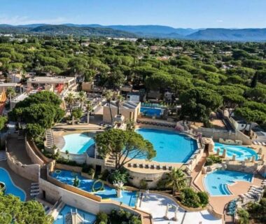 Piscines et toboggans au Camping TIKAYAN Mobil home ECRIN DE SÉRÉNITÉ Le Muy
