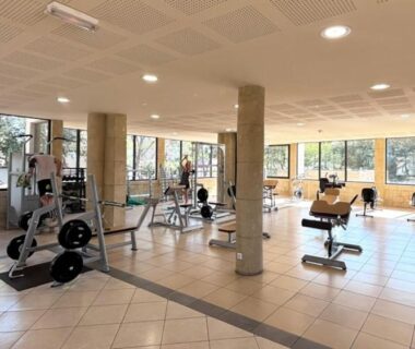 Salle de fitness avec machines et poids au Camping TIKAYAN Le Muy