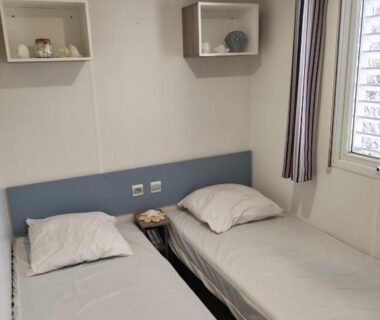 Chambre avec deux lits simples dans le mobil home ECRIN DE SÉRÉNITÉ