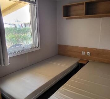 Chambre avec deux lits simples dans le Mobil home 8 personnes