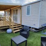 Terrasse couverte avec salon extérieur dans le mobil home 8 personnes