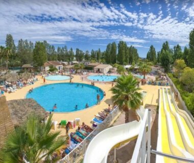 Espace aquatique du camping avec piscine ronde et toboggans pour Mobil home 8 personnes