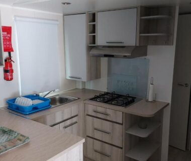 Cuisine équipée dans le mobil home 8 personnes 3 chambres