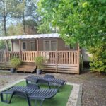 Terrasse en bois avec transats devant le mobil home 8 personnes 3 chambres