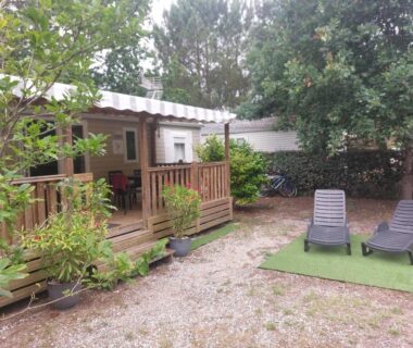 Jardin avec terrasse en bois et deux transats du Mobil home 8 personnes 3 chambres