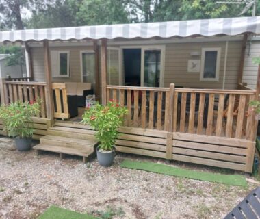 Terrasse en bois et plantes devant le Mobil home 8 personnes 3 chambres