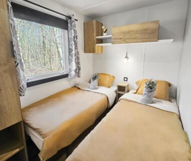 Chambre avec deux lits simples dans le Mobil home 8 personnes Confort et Tranquillité