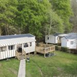 Mobil-homes sur pelouse et terrasses entourés d'arbres dans le Calvados Mobil home 8 personnes Confort & Tranquillité