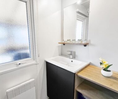 Salle de bain avec lavabo miroir et fenêtre du Mobil home 8 personnes Confort et Tranquillité
