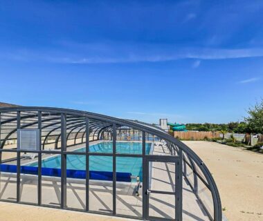 Piscine couverte avec bassin et terrasse du Mobil home 8 personnes Confort et Tranquillité