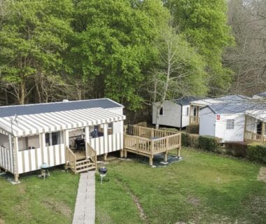 Mobil-homes sur pelouse et terrasses entourés d'arbres dans le Calvados Mobil home 8 personnes Confort & Tranquillité