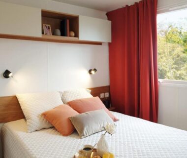 Chambre avec lit, coussins et plateau près de la fenêtre du Mobil-home 8 personnes camping PONT AVEN WIFI GARANTIE