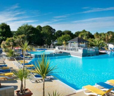 Piscine extérieure et transats au Mobil-home 8 personnes du camping PONT AVEN