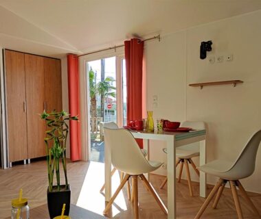 Séjour avec table et chaises dans le Mobil-home 8 personnes camping PONT AVEN WIFI GARANTIE