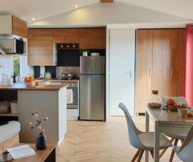 Intérieur séjour avec cuisine et coin repas du Mobil-home 8 personnes camping PONT AVEN