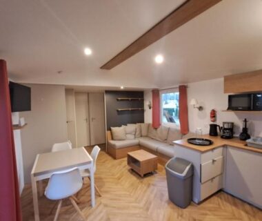 Salon avec coin repas et kitchenette du Mobil-home 8 personnes camping PONT AVEN
