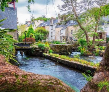 Canal bordé d'arbres et maisons dans le village de Pont Aven Mobil-home 8 personnes camping Pont Aven