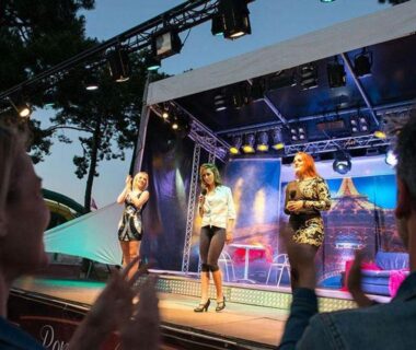 Scène extérieure avec chanteuses en soirée au Mobil-home 8 personnes camping PONT AVEN