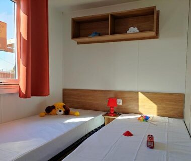 Chambre avec deux lits simples et jouets dans le mobil-home 8 personnes camping Pont Aven