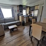Intérieur salon et cuisine dans le mobil-home 8 places camping kerlann