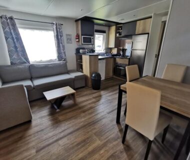 Intérieur salon et cuisine dans le mobil-home 8 places camping kerlann